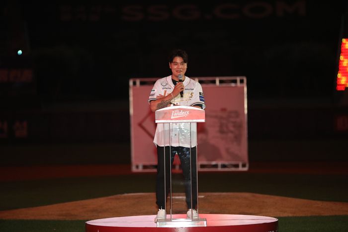 14일 인천SSG랜더스필드에서 2025 KBO리그  롯데-SSG전이 끝난 후 추신수 보좌역 공식 은퇴식이 열렸다. 사진 | SSG 랜더스