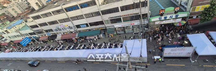 ‘인왕시장 야시장 맥주 축제’에 펼쳐진 먹거리 테이블