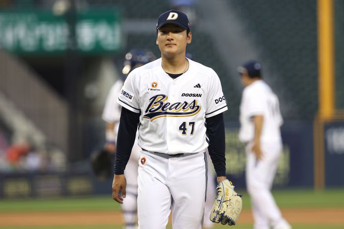 두산 곽빈이 15일 서울 잠실구장에서 열린 2025 KBO리그 정규시즌 키움전서 임무를 마치고 마운드서 내려가고 있다. 사진 | 두산 베어스