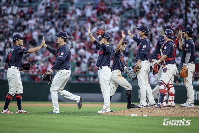 롯데 선수들이 14일 인천SSG랜더스필드에서 열린 2025 KBO리그 SSG전 승리 후 하이파이브 하고 있다. 사진 | 롯데 자이언츠