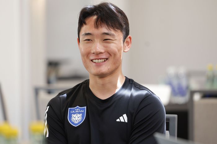 클럽월드컵을 앞둔 울산HD 엄원상이 마멜로디와 첫판을 앞두고 베이스캠프가 있는 미국 노스캐롤라이나주 샬럿에서 취재진과 만나 인터뷰하고 있다. 사진 | 울산HD
