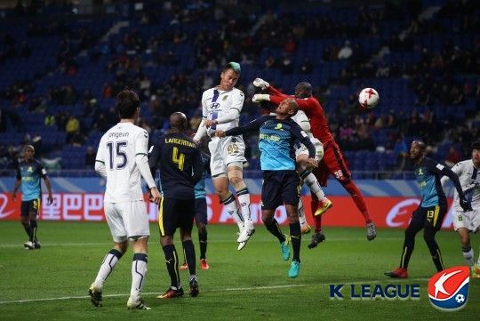 2016년 일본에서 열린 FIFA 클럽월드컵 5위 결정전에서 전북 현대의 김신욱이 마멜로디 선다운즈를 상대로 헤더 골을 터뜨리고 있다. 사진 | 한국프로축구연맹