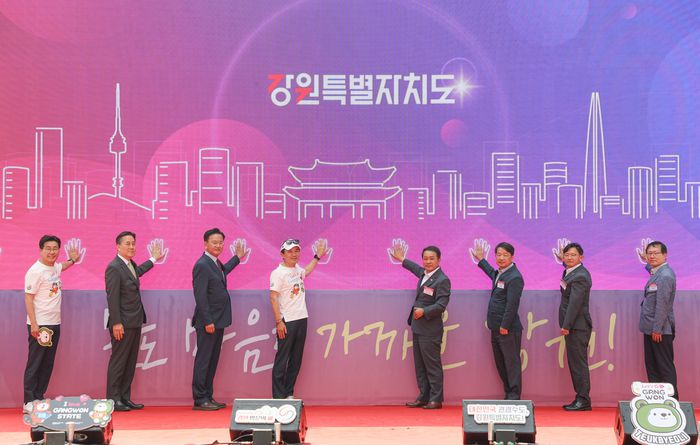 김진태 강원특별자치도지사가 17일 서울 청계광장에서 열린  ‘몸도 마음도 가까운 강원! 수도권 강원시대’ 선포식에서 유상범 국회의원, 김시성 도의장, 서영충 한국관광공사 사장 직무대행, 유관기관 단체장 등과 퍼포먼스를 하고 있다.  사진|강원특별자치도청