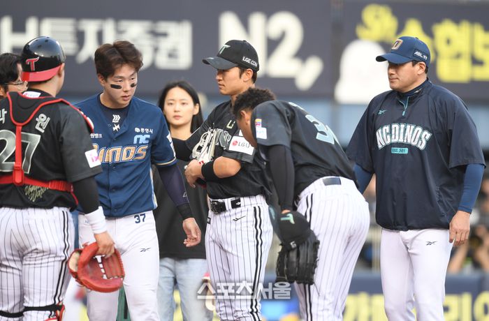 LG 선발투수 에르난데스가 17일 서울 잠실구장에서 열린 2025 KBO리그 NC와 경기 2회초 무사1루 상대 박건우 헤드샷 후 사과하고 있다. 잠실 | 최승섭기자 thunder@sportsseoul.com