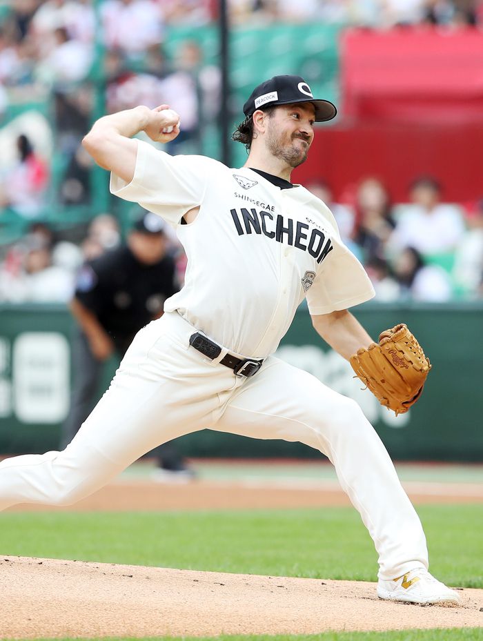 SSG 앤더슨이 15일 인천SSG랜더스필드에서 열린 2025 KBO리그 롯데전에 선발 등판해 힘차게 공을 던지고 있다. 사진 | SSG 랜더스