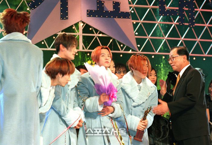 제9회 대상 수상자인 H.O.T.가 본사 차일석 사장으로부터 축하를 받고 있다. 사진 | 스포츠서울