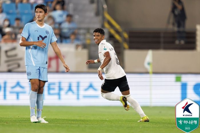 포항 오베르단(오른쪽)이 17일 대구전에서 득점 후 환호하고 있다. 사진 | 한국프로축구연맹