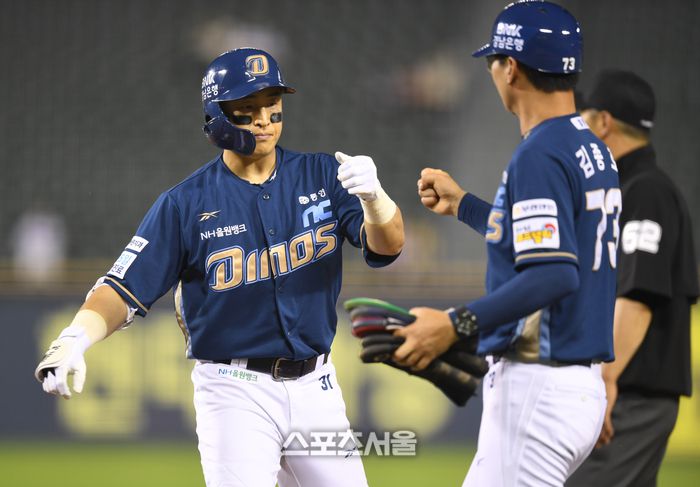 NC 손아섭이 17일 서울 잠실구장에서 열린 2025 KBO리그 LG와 경기 8회초 2사1,2루 1타점 좌중간 안타를 친 후 김종호 코치와 하이파이브를 하고 있다. 잠실 | 최승섭기자 thunder@sportsseoul.com