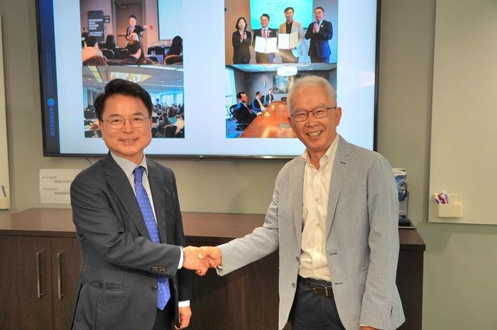 육동한 시장이 16일(현지시간) 미국 보스턴 제노스코 본사를 방문해 고종성 제노스코 대표와 악수를 하고 있다.  사진|춘천시청