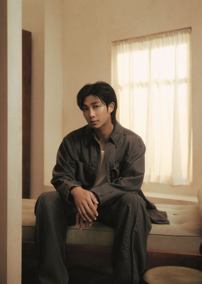 군복무를 마치고 복귀를 준비 중인 그룹 BTS 리더 RM이 삼성전자 아트 스토어 공식 홍보대사로 임명돼 남다른 작품 해설을 할 예정이다. 사진 | 삼성전자