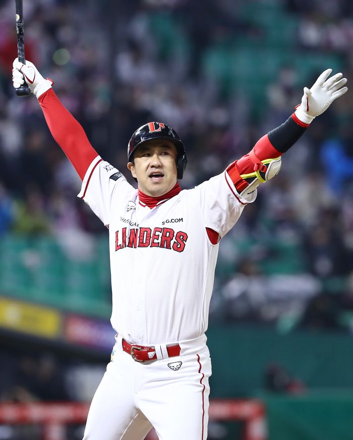 SSG 김강민이 2022년 11월7일 인천SSG랜더스필드에서 열린 2022 KBO 한국시리즈 5차전 키움과 경기에서 9회말 끝내기 3점포를 터뜨린 후 환호하고 있다. 사진 | SSG 랜더스