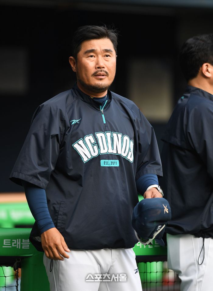 NC 이호준 감독이 17일 서울 잠실구장에서 열린 2025 KBO리그 LG와 경기 전 상대 덕아웃을 바라보고 있다. 잠실 | 최승섭기자 thunder@sportsseoul.com