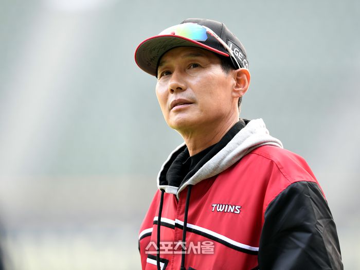 LG 염경엽 감독이 선수들의 훈련을 지켜보고 있다. 잠실 | 최승섭기자 thunder@sportsseoul.com