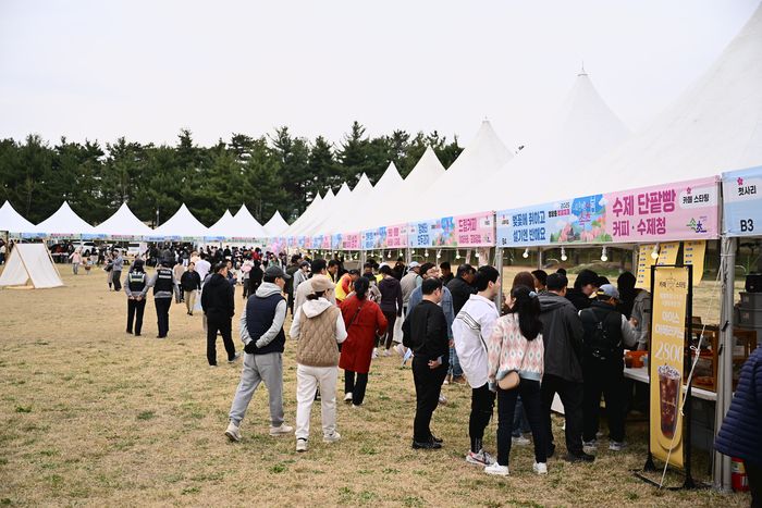 2025년 영랑호 벚꽃축제 모습.  사진|속초시청