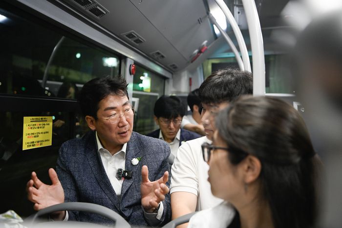 원강수 원주시장이 16일 밤 10시 30분부터 자정까지 대학생 및 중고등학생 등과 함께 심야버스 ‘대학N버스’에 탑승해서 현장의 목소리를 청취하고 있다.  사진|원주시청