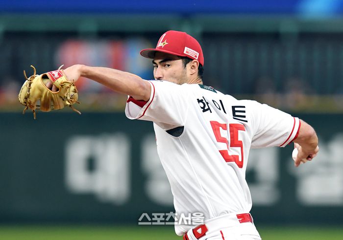 SSG 화이트가 인천 SSG랜더스필드에서 열린 2025 KBO리그 한화전에 선발 등판해 역투하고 있다. 문학 | 박진업 기자 upandup@sportsseoul.com