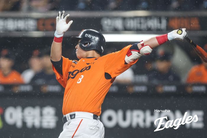 노시환이 타격을 한 뒤 타구를 바라보고 있다. 사진 | 한화 이글스