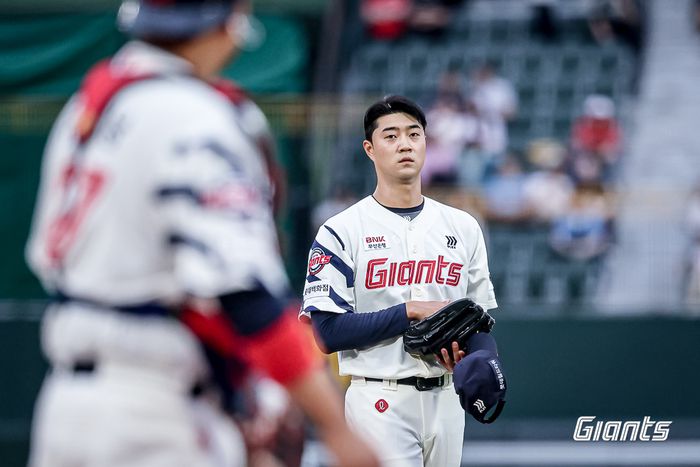 롯데 윤성빈이 20일 부산 사직구장에서 열린 2025 KBO리그 정규시즌 LG전 선발 등판해 피치컴을 정비하고 있다. 사진 | 롯데 자이언츠