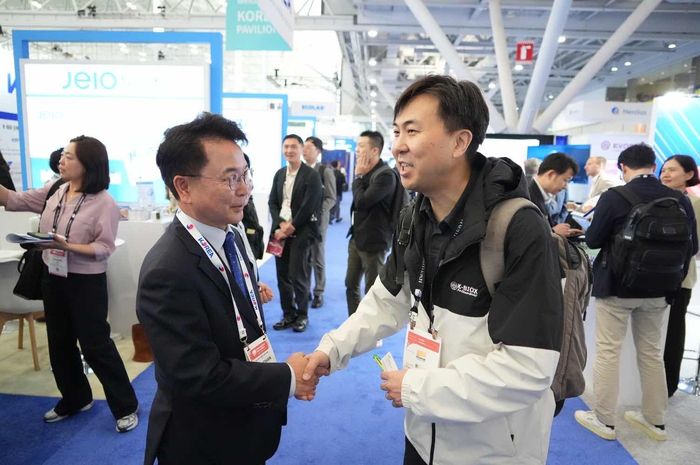 육동한 춘천시장이 16일 (현지 시간) 미국 보스턴에서 열린 ‘BIO USA 2025’ 전시회에서 리시연 K-bioX 대표를 만나 악수하고 있다.   사진|춘천시청