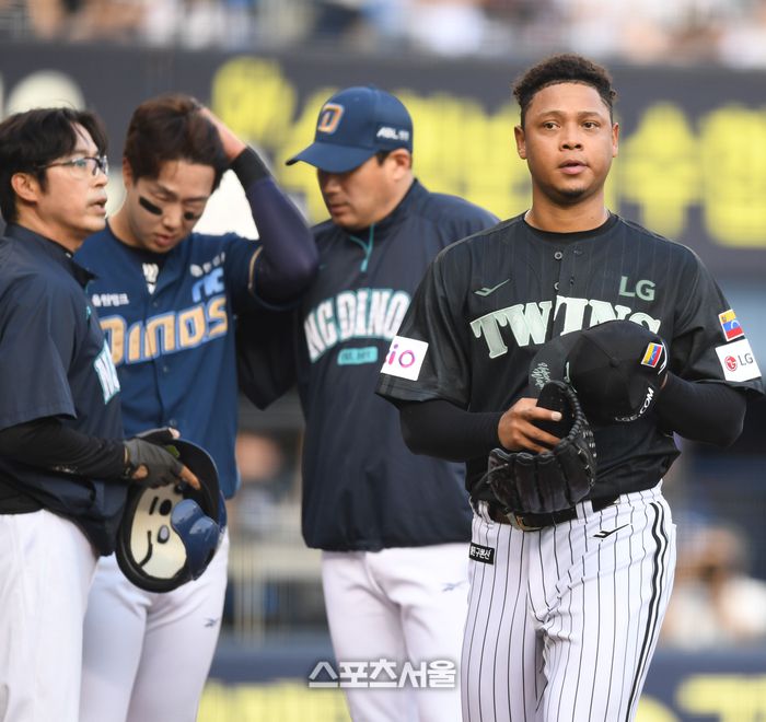 LG 선발투수 에르난데스가 17일 서울 잠실구장에서 열린 2025 KBO리그 NC와 경기 2회초 무사1루 상대 박건우 헤드샷으로 자동퇴장돼 덕아웃으로 들어오고 있다. 잠실 | 최승섭기자 thunder@sportsseoul.com