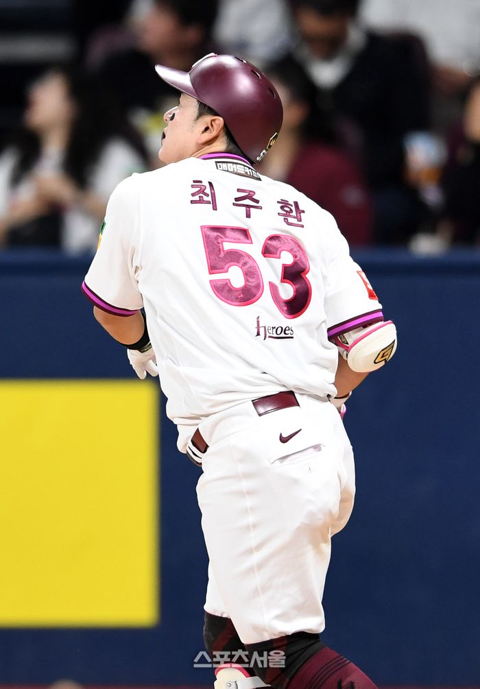 키움 최주환이 고척스카이돔에서 열린 2025 KBO리그 두산과 경기에서 타격하고 있다. 고척 | 박진업 기자 upandup@sportsseoul.com