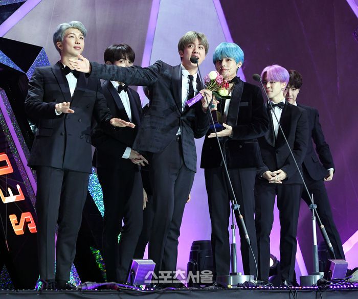 제28회 서울가요대상 대상을 수상한 BTS. 사진 | 스포츠서울