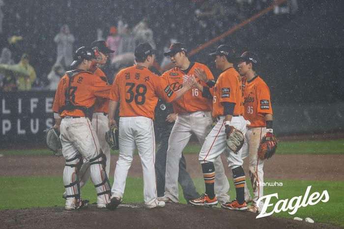 한화 선수단이 15일 대전 한화생명 볼파크에서 열린 2025 KBO리그 정규시즌 LG전 승리 후 하이파이브 하고 있다. 사진 | 한화 이글스