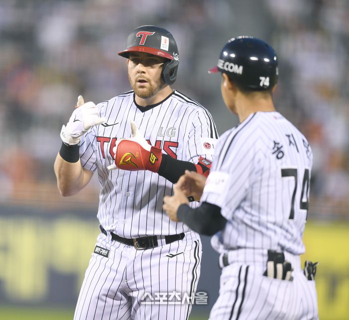 LG 오스틴이 안타를 친 뒤, 세리머니를 펼치고 있다. 잠실 | 최승섭기자 thunder@sportsseoul.com