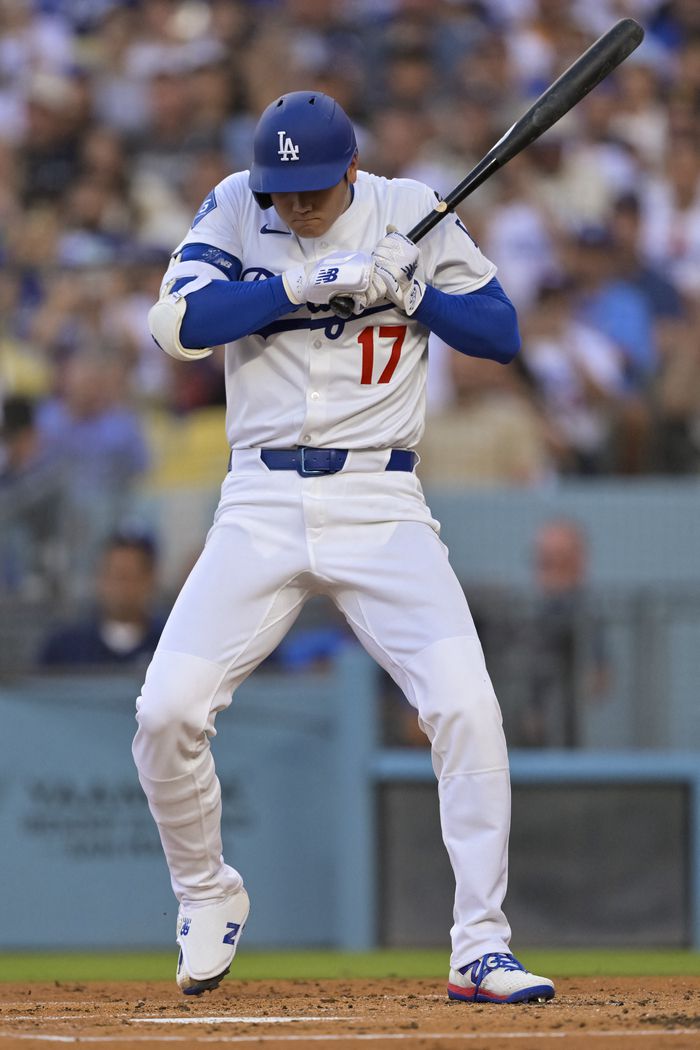 오타니가 몸쪽 공을 지켜보고 있다. 사진 | AP 연합뉴스