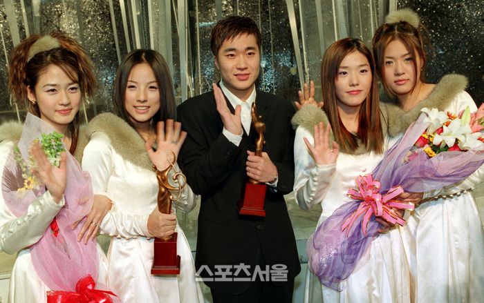 제10회 서울가요대상 대상수상자인 가수 핑클과 조성모가 포즈를 취하고 있다. 사진 | 스포츠서울