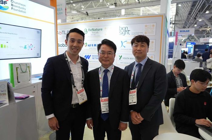 육동한 춘천시장이 16일 (현지 시간) BIO USA 2025에 참가한 춘천지역 바이오기업인 임동영(사진 오른쪽) 우당네트웍 대표와 William Xiang(사진 왼쪽) XW Pharma 전략 및 연구개발 총괄과 전시회장 앞에서 기념사진을 촬영하고 있다.  사진|춘천시청