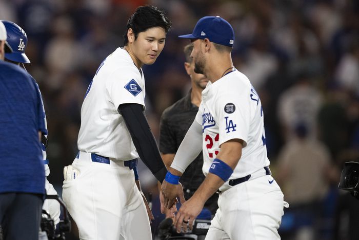 오타니가 경기 후 팀 동료와 하이파이브를 하고 있다. 사진 | AP 연합뉴스