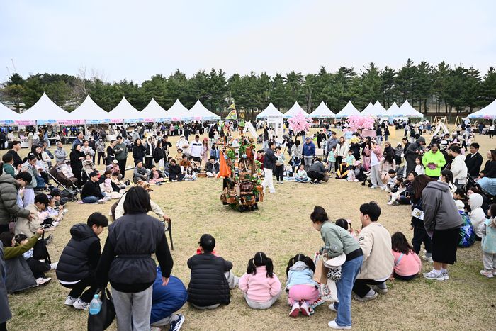 2025년 영랑호 벚꽃축제 모습.  사진|속초시청