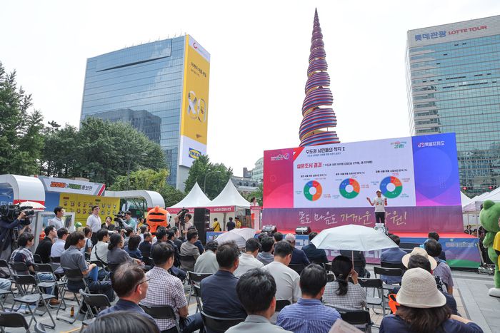 김진태 강원특별자치도지사가 17일 서울 청계광장에서 열린  ‘몸도 마음도 가까운 강원! 수도권 강원시대’ 선포식에서 직접 PT를 하고 있다.  사진|강원특별자치도청
