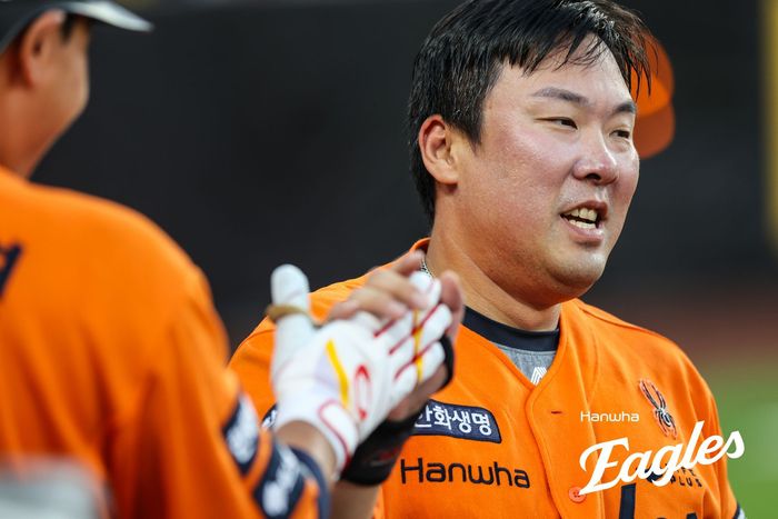 안치홍이 적시타를 친 뒤 하이파이브를 하고 있다. 사진 | 한화 이글스