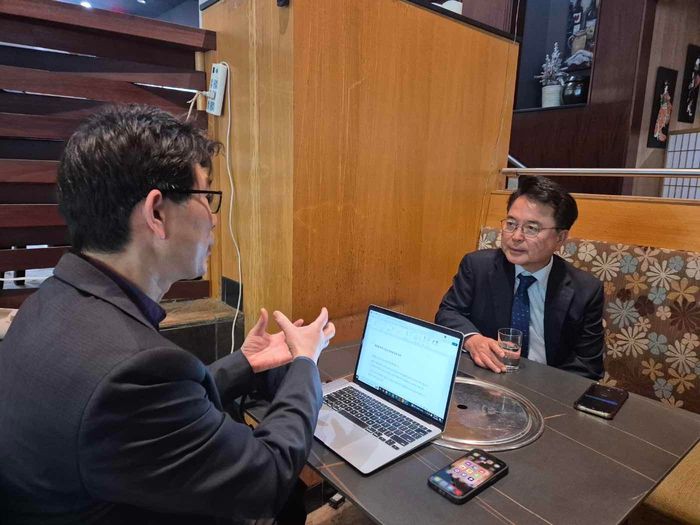 육동한 춘천시장이 16일 (현지시간) 미국 현지 한인 언론 ‘보스턴코리아’와 단독 인터뷰를 하고 있다.  사진|춘천시청