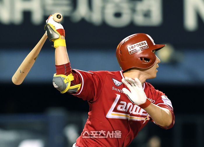 SSG 박성한이 잠실구장에서 열린 2025 KBO리그 두산전에서 안타를 치고 있다. 잠실 | 박진업 기자 upandup@sportsseoul.com