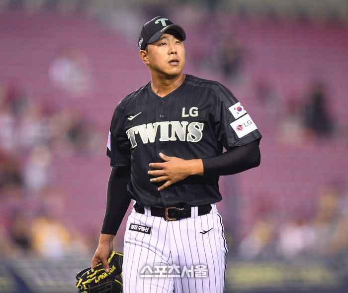 LG 투수 정우영이 17일 서울 잠실구장에서 열린 2025 KBO리그 NC와 경기 5회초 1사만루 상대 데이비슨을 병살타 처리한 후 안도의 한숨을 쉬고 있다. 잠실 | 최승섭기자 thunder@sportsseoul.com