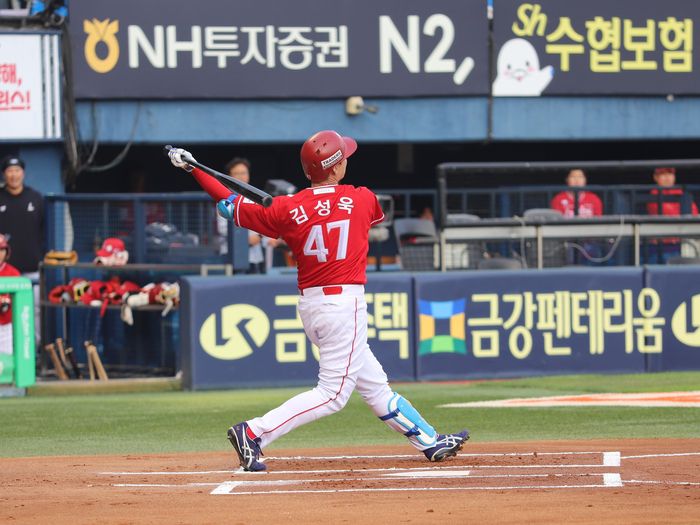 SSG 김성욱이 10일 서울 잠실구장에서 열린 2025 KBO리그 정규시즌 LG전서 안타를 치고 있다. 사진 | SSG 랜더스