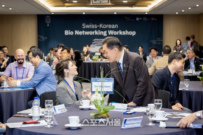 지난 5월 ‘한국-스위스 바이오 네트워킹 워크숍’에서 이재준 수원특례시장이 참석자들과 교류하고 있다. 제공=수원시