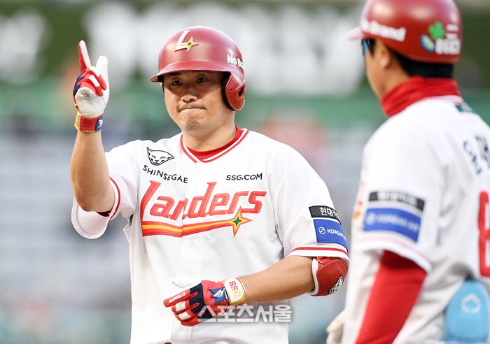 SSG 이지영이 인천SSG랜더스필드에서 열린 2025 KBO리그 한화와에서 적시타를 때린 후 세리머니를 하고 있다. 문학 | 박진업 기자 upandup@sportsseoul.com