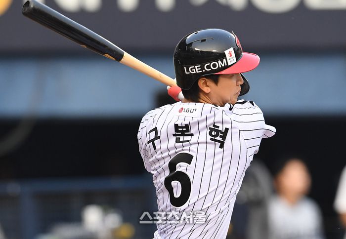 LG 구본혁이 27일 잠실구장에서 열린 2025 KBO리그 한화와 경기 1회말 2사 1-2루 상황에서 한화 선발 황준서를 상대로 1타점 적시타를 치고 있다. 잠실 | 박진업 기자 upandup@sportsseoul.com