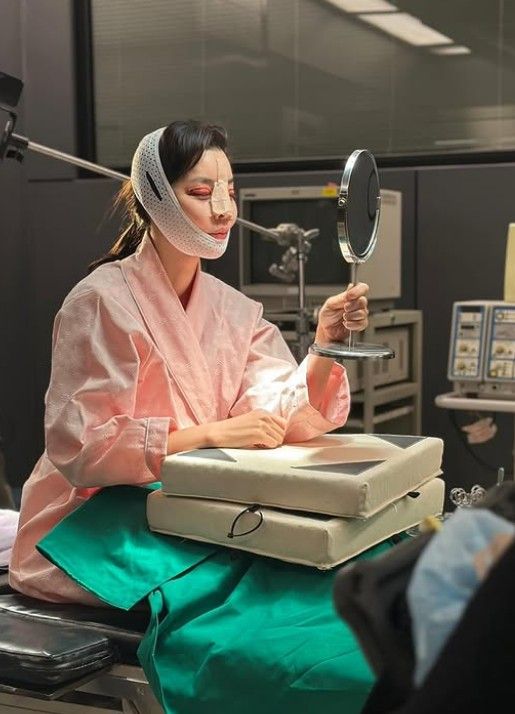 영화 신명에서 특수분장하는 김규리. 사진|김규리SNS