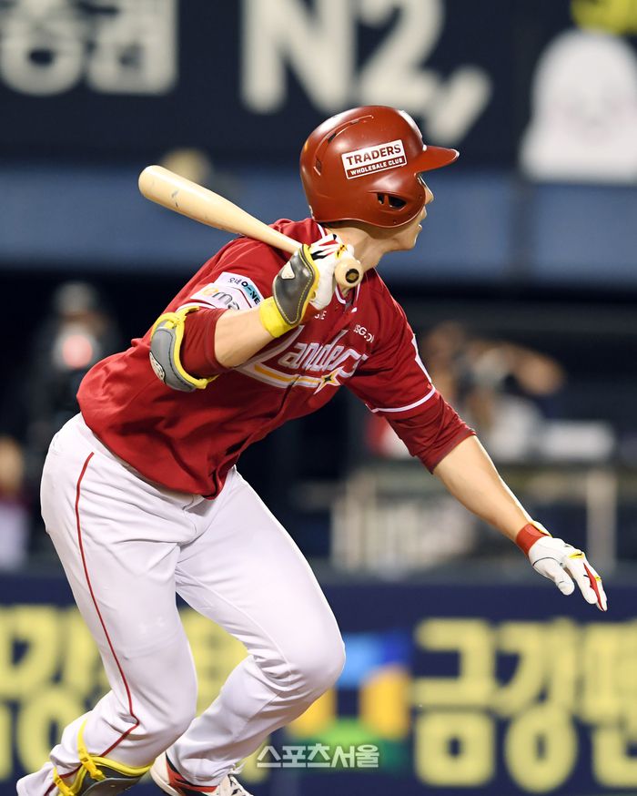 SSG 박성한이 잠실구장에서 열린 2025 KBO리그 두산과 경기에서 안타를 치고 있다. 잠실 | 박진업 기자 upandup@sportsseoul.com