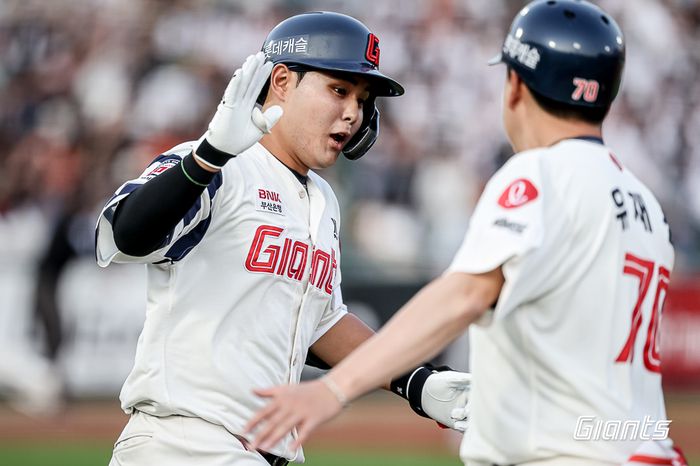 롯데 신인 포수 박재엽이 18일 사직 한화와 경기에서 2회말 3점 홈런을 터트린 후 그라운드를 돌고 있다. 사진 | 롯데 자이언츠