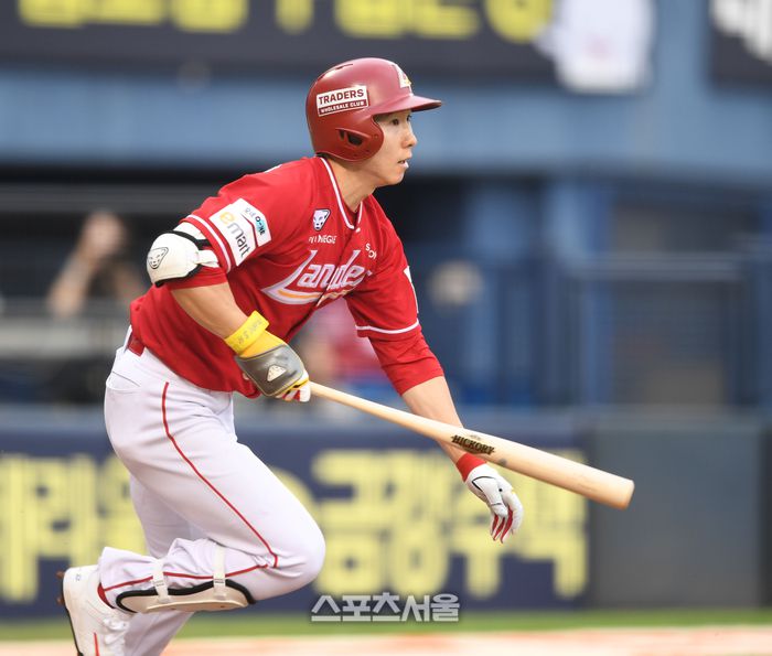 SSG 박성한이 잠실구장에서 열린 2025 KBO리그 LG와 경기에서 안타를 때리고 있다. 잠실 | 최승섭기자 thunder@sportsseoul.com
