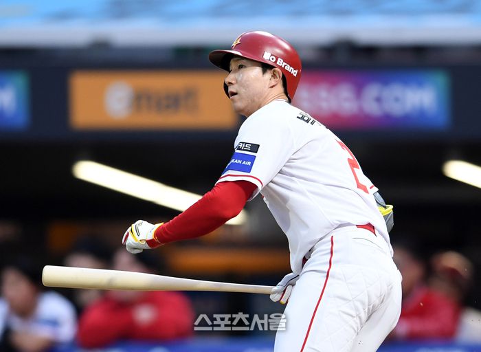 SSG 박성한이 인천SSG랜더스필드에서 열린 2025 KBO리그 한화와 경기에서 적시 2루타를 때리고 있다. 문학 | 박진업 기자 upandup@sportsseoul.com