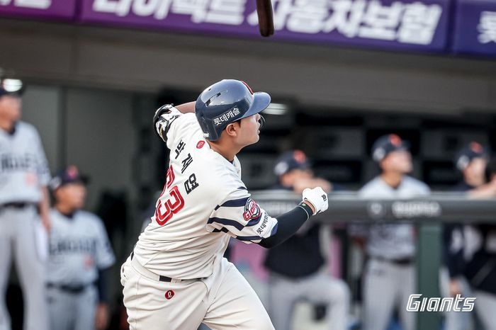 롯데 신인 포수 박재엽이 18일 사직 한화와 경기에서 2회말 3점 홈런을 터트리고 있다. 사진 | 롯데 자이언츠