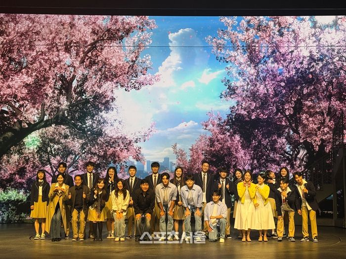 19일 뮤지컬 ‘오늘밤, 세계에서 이 사랑이 사라진다 해도’ 프레스콜에서 작품을 이끌어 가는 창작진과 모든 배우들이 단체 사진을 촬영하고 있다. 사진 | 표권향 기자 gioia@sportsseoul.com