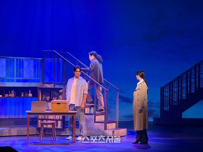 (왼쪽부터) 윤소호·임기홍·김강희가 19일 뮤지컬 ‘오늘밤, 세계에서 이 사랑이 사라진다 해도’ 프레스콜에서 주요 넘버 ‘우리만 남았을 때’를 시연하고 있다. 사진 | 표권향 기자 gioia@sportsseoul.com